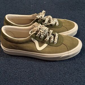 Vans Sport Green corduroy with flower laces